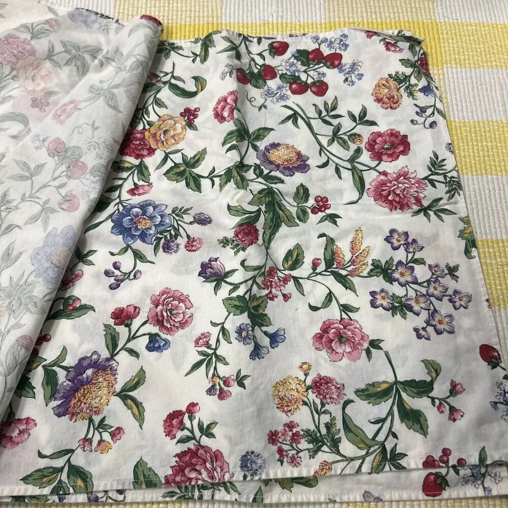 Vintage 1980s 1990s WILTON COURT floral print / strawberry Cotton Table Napkin